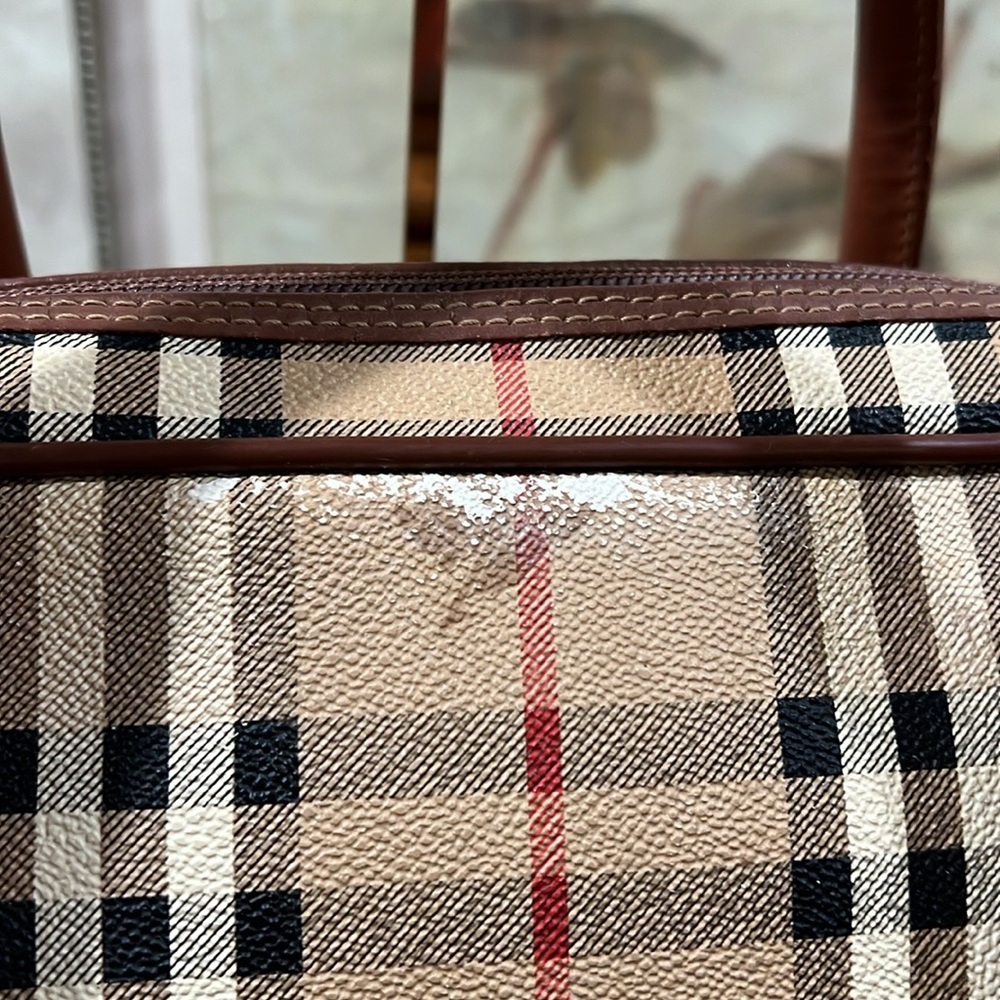 Burberrys Novacheck Bag with spots of peeling - Picture 7 of 11